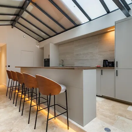 Luxury Grand Air-conditioned In The Heart Of Apartment